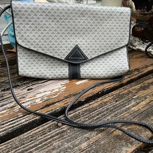 Liz Claiborne Purse Black Triangle Logo Leather CrossBody Bag Vintage 80s